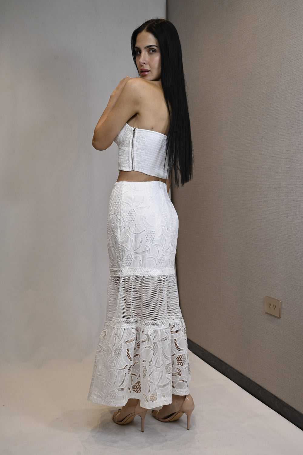Set Bustier Corte Sirena de espalda y perfil: panel trasero fruncido con cierre metálico y falda de guipur ceñida