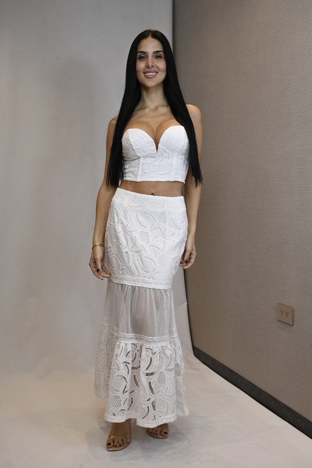 Set Bustier Corte Sirena blanco de frente: bustier strapless con escote corazón y falda larga con malla y volante calado