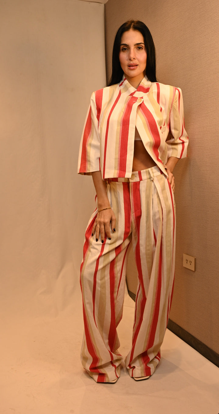 Set blazer cropped a rayas de frente con mano en la cadera: pantalón ancho con pinzas, botón en la pretina y mangas al codo