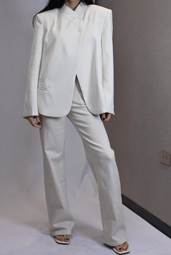 Blazer hueso sin solapa, vista frontal con cierre cruzado