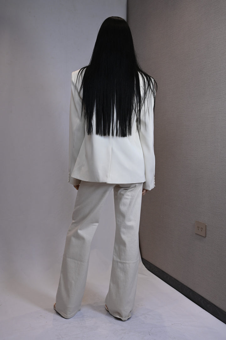 Blazer hueso, vista posterior con costuras curvas y corte entallado