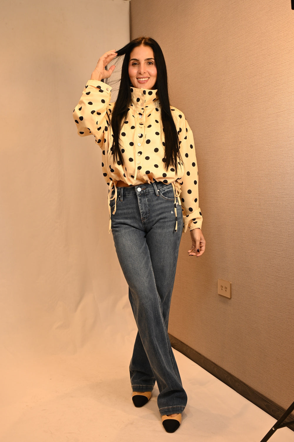 Camisera lunares mantequilla de frente con cuello alto y manga larga