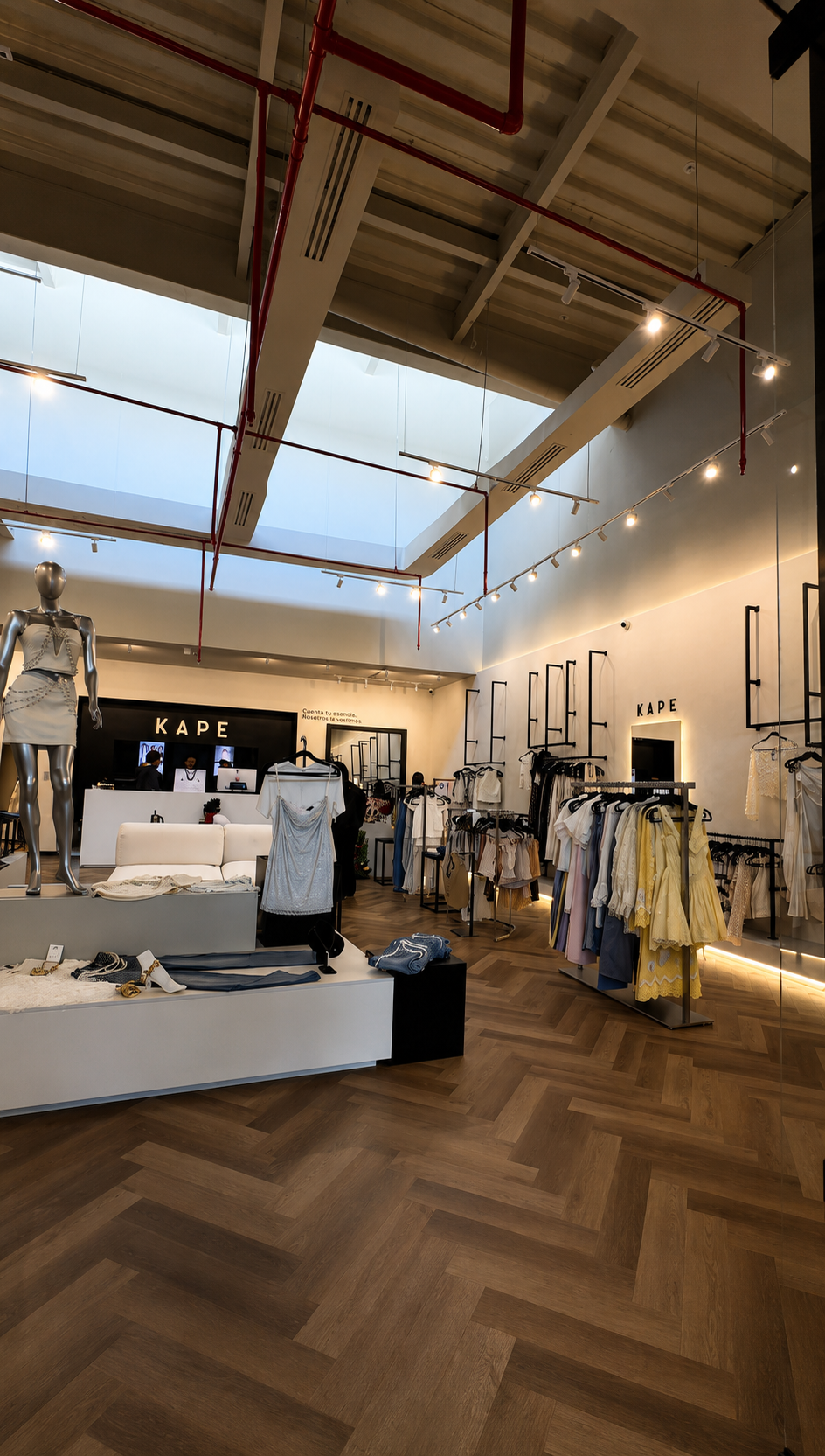 Interior tienda KAPE con prendas en exhibicion