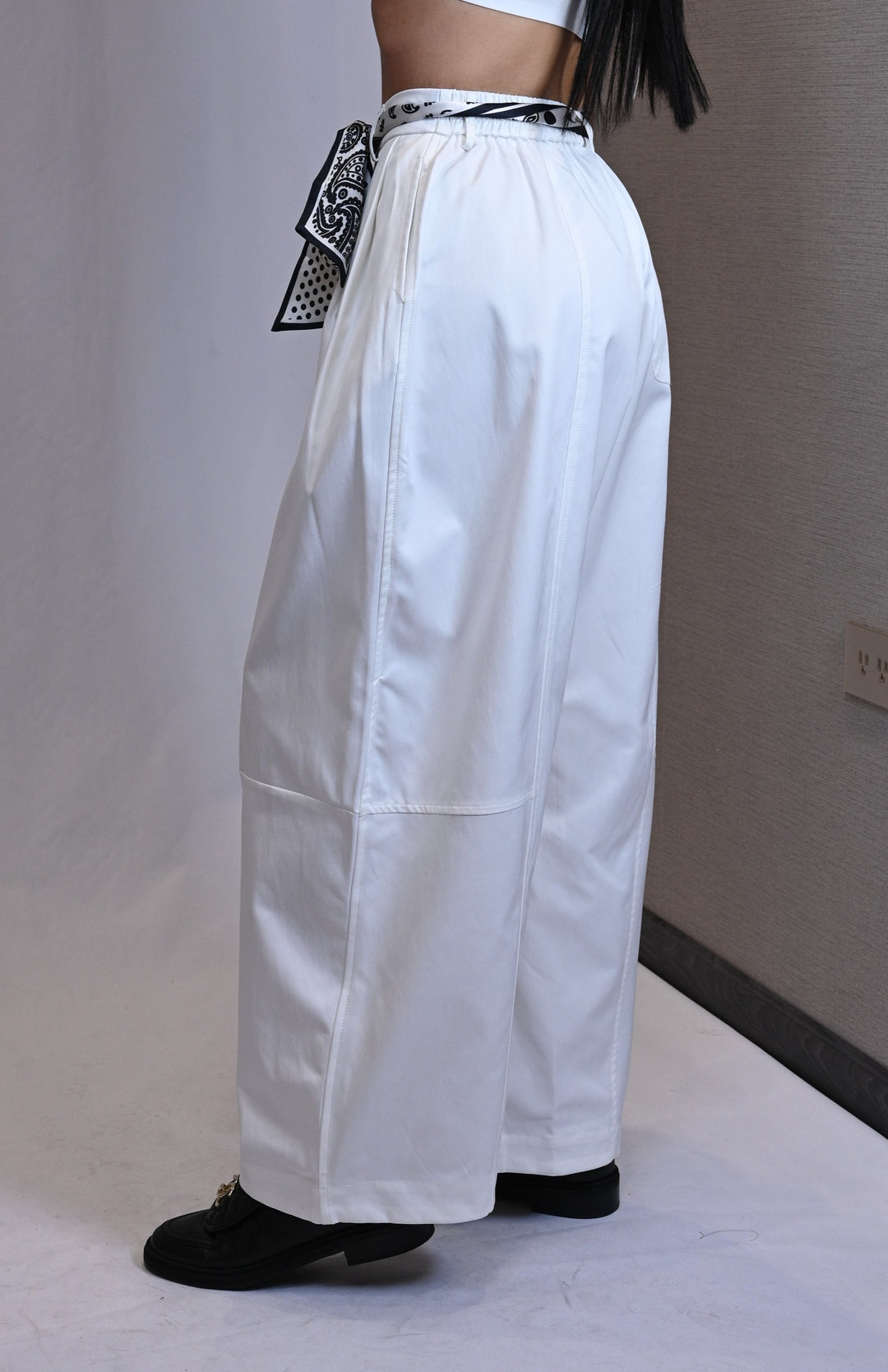 Pantalon palazzo blanco, vista trasera de silueta amplia
