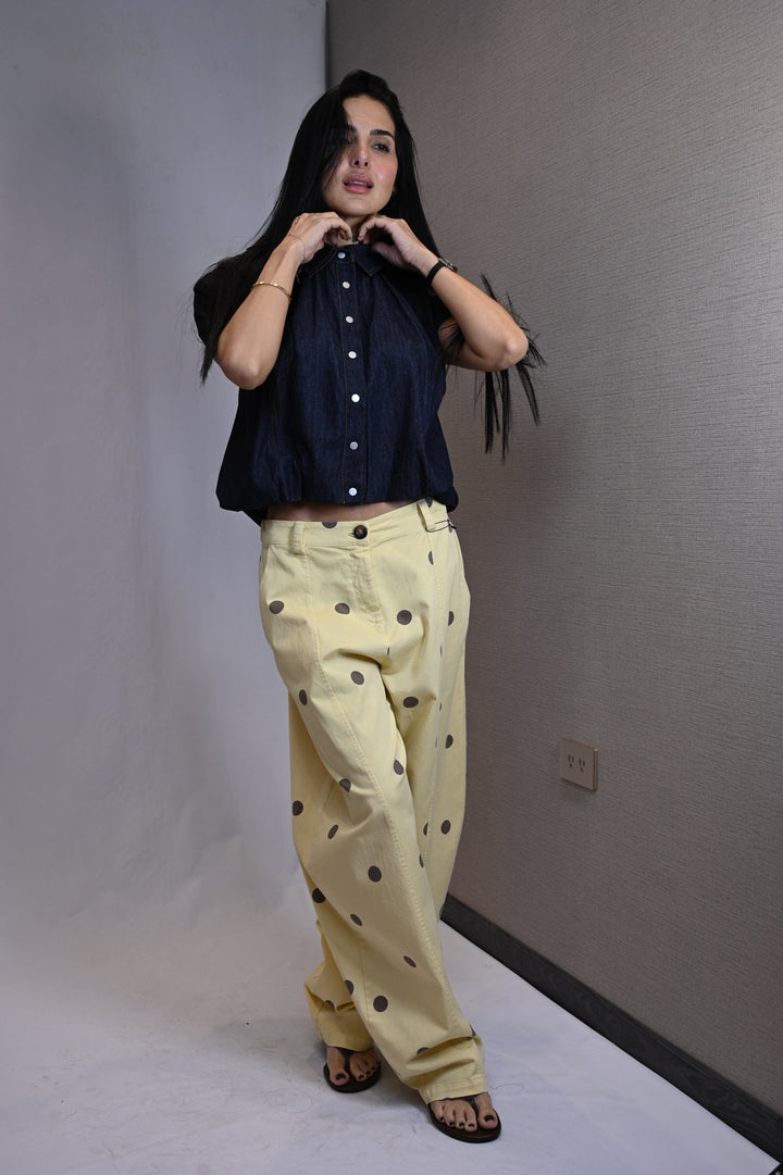 Pantalon wide leg lunares mantequilla, vista frontal de cuerpo completo